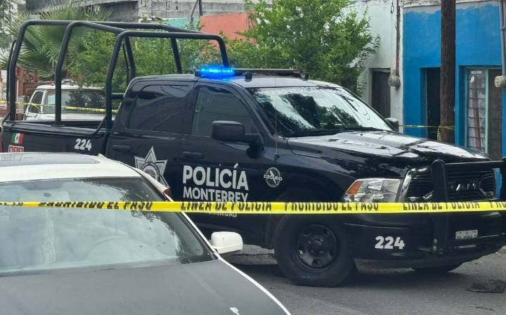 Investigan muerte de hombre en la colonia Moderna en Monterrey; hallan cuerpo afuera de su casa