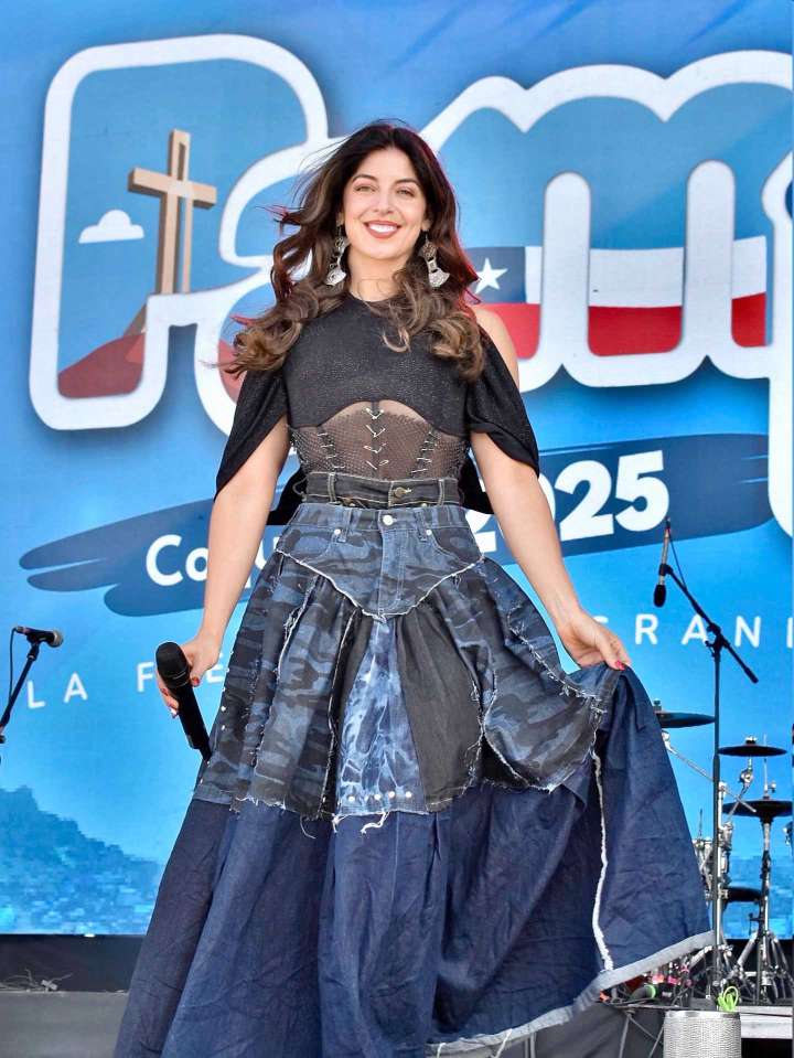Nabila del Mar se roba la película con sus vestidos en La Pérgola