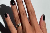 35 diseños de uñas de color negro que todo el mundo llevará este otoño