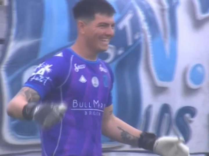 El gol del arquero de San Telmo ante Gimnasia de Jujuy: Joaquín Enrico sacó de volea y la clavó de arco a arco