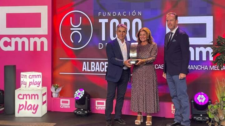 CMM premiada por el Capítulo de la Fundación Toro de Lidia de Albacete por su apoyo y difusión de la tauromaquia