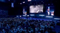 Vox homenajea a Charlie Kirk cantando a coro el himno a los soldados caídos: 'La muerte no es el final’