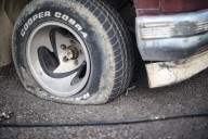 Auto del secretario de Seguridad en Culiacán es atacado con ponchallantas