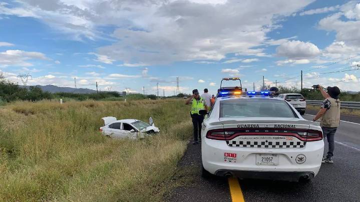 Sale del camino y vuelca en la carretera Delicias