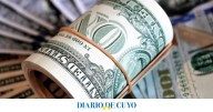 Los dólares se escapan de los bancos y terminan bajo el colchón