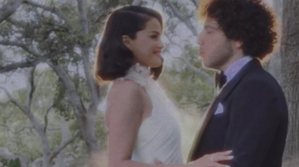 Selena Gómez eligió un vestido de Ralph Lauren para su boda con Benny Blanco: las fotos de los novios