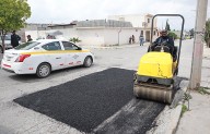 Refuerzan labores de bacheo con aplicación de sella grietas