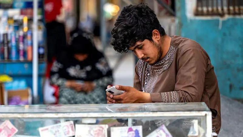 Régimen talibán suspendió el internet y causó un apagón de las telecomunicaciones en Afganistán