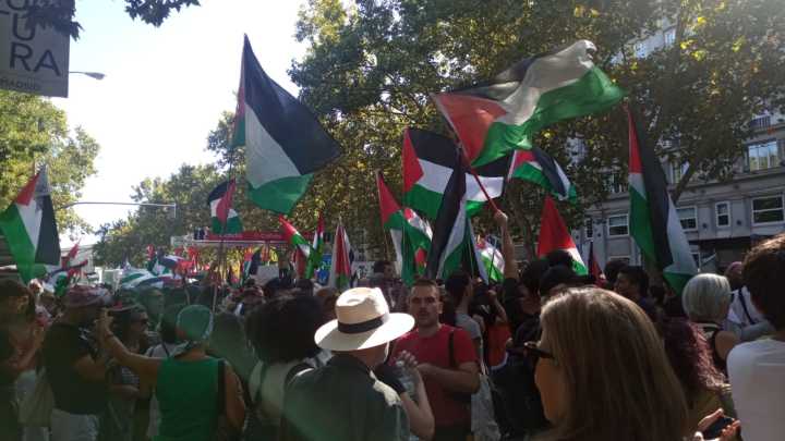 Grupos de manifestantes violentos cortan el recorrido de la Vuelta en el centro de Madrid
