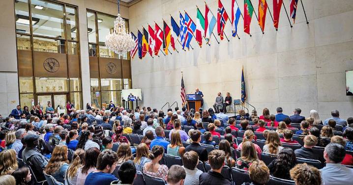 New U.S. citizens sworn in on Constitution Day