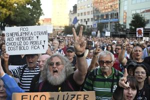 Miles en Eslovaquia protestan contra las políticas prorrusas del primer ministro