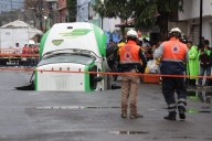 VIDEO: Camión refresquero se va con todo y carga a socavón en Iztapalapa