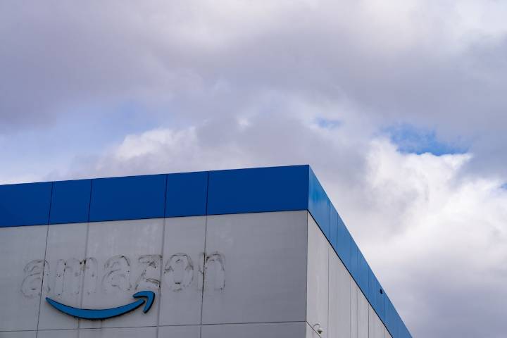 Labour hearings over Amazon warehouse closures to begin in Quebec