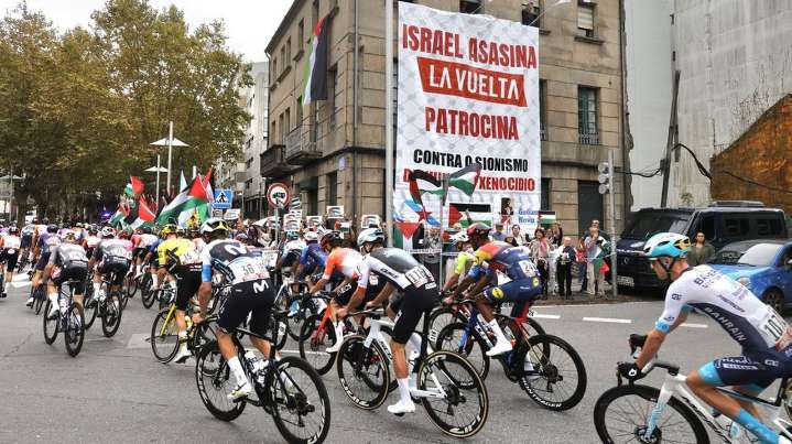 La Vuelta no para en Pontevedra, pero la ciudad le da la espalda y grita a los corredores «Israel asasina»