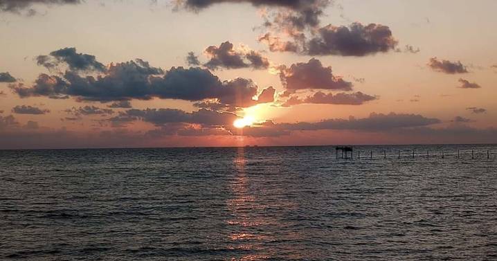 Saturday's Forecast: Mostly clear skies with decreasing winds tonight