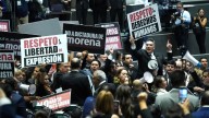 Priistas irrumpen en la sesión con megáfonos y pancartas para denunciar “narcodictadura” (Video)
