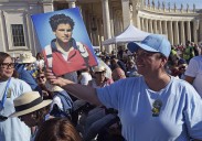 El Papa León XIV proclama santo al 'influencer de Dios' ante 70.000 personas en Roma