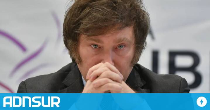 13:56 El riesgo país subió a 1.140 puntos y alcanzó su nivel más alto en casi un año