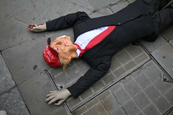 Tras manifestación lanzan muñeco de Trump en Londres