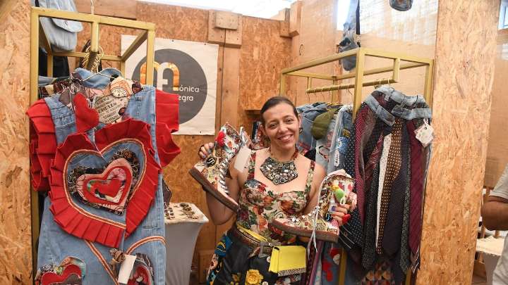 Diseñadora transforma retazos en prendas de lujo: “obras de arte” en la Semana de la Biodiversidad