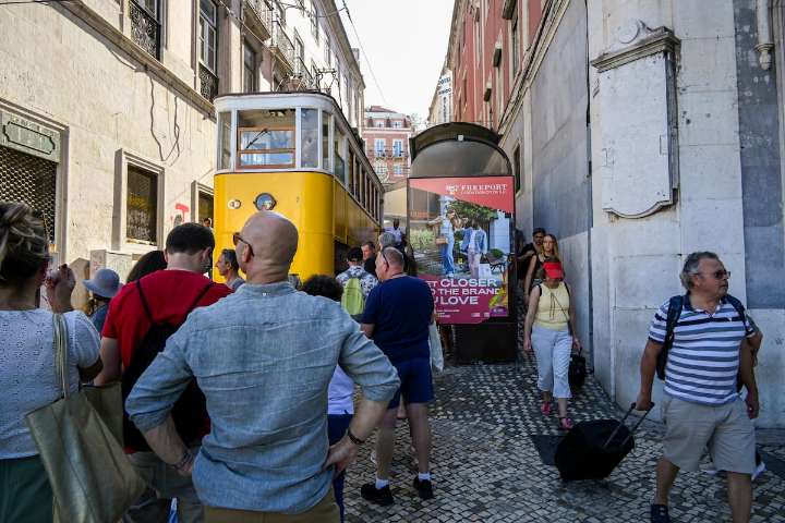 Qué es el Ascensor de la Gloria, el funicular que ha descarrilado en Lisboa