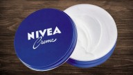 El aviso de un experto sobre la crema Nivea que todos tenemos en casa: "La parafina evita que la..."