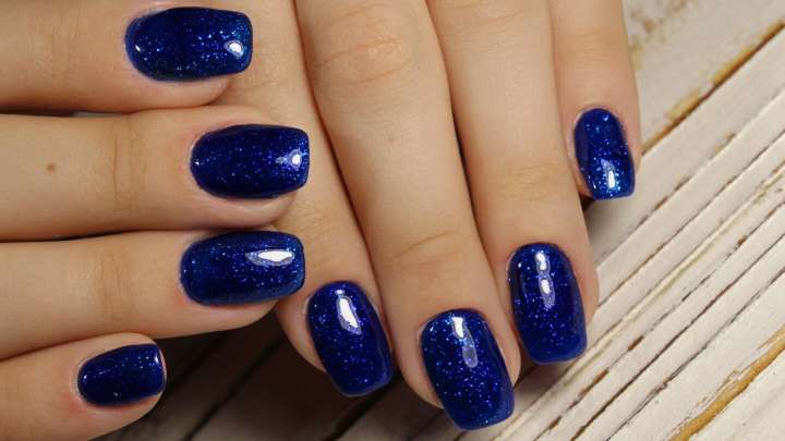 Uñas azul marino: 5 formas de llevar el color más elegante para el otoño 2025