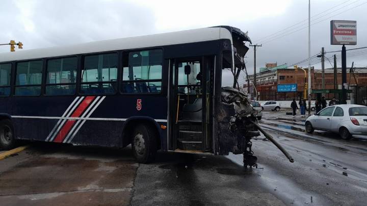 Esteban Echeverría: fuerte choque entre un colectivo y un camión en Camino de Cintura