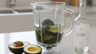 Licuar cáscara de palta y vinagre: por qué recomiendan hacerlo y para qué sirve