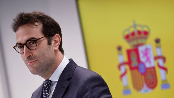 La agencia S&P sube la calificación de España a A+ por su crecimiento económico y Cuerpo asegura que su "política funciona"