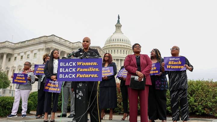 Government shutdown looms: Mass layoffs threaten workers