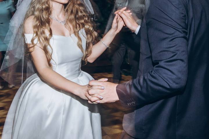 Mujer baila el ‘paso de la araña’ en una boda y la rompe en TikTok (Video)