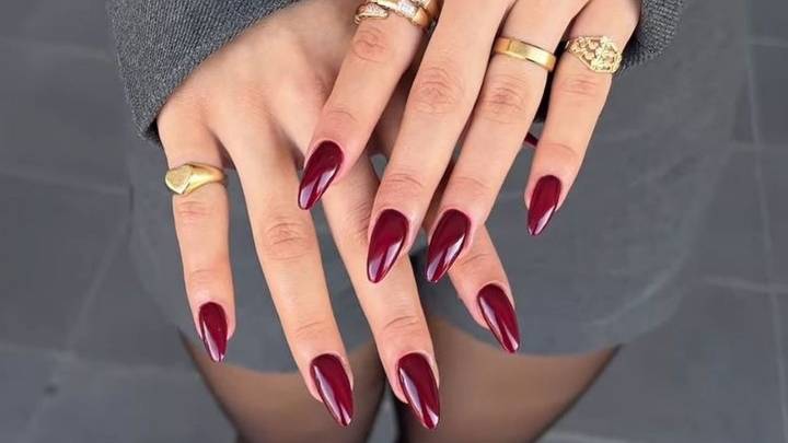 Ideas de uñas color borgoña que querrás y amarás usar para el otoño 2025