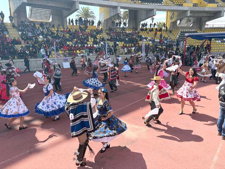 800 escolares vivieron emotivo territorial de cueca en Coquimbo