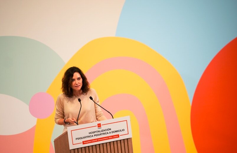 Ayuso critica a Sánchez por marcar la agenda mediática: “Los escándalos duran lo que él quiere”