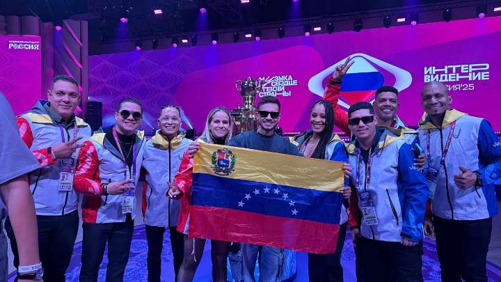 Omar Acedo enciende Rusia con "La Fiesta de la Paz" en el Festival InterVisión 2025