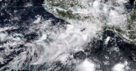 Depresión tropical 13-E ‘pone el ojo’ en Acapulco