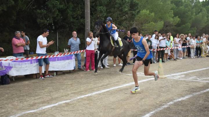 Sorpresa en Lanaja: el hombre vence al caballo en una singular carrera