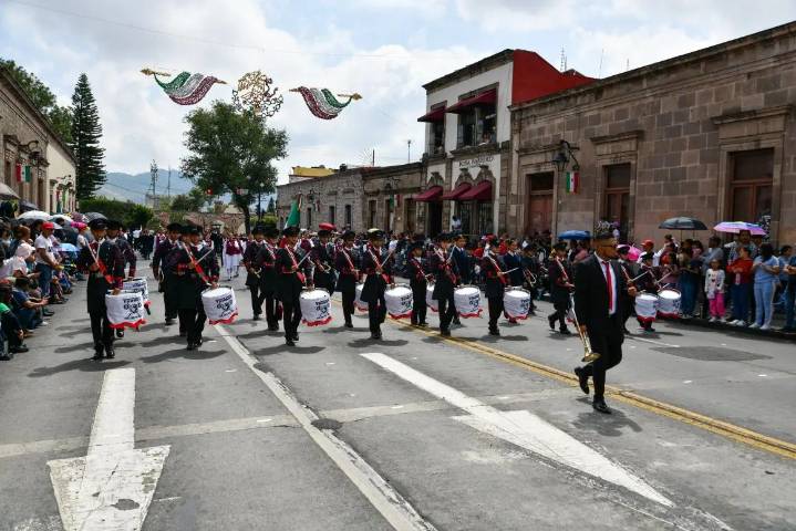 Con acto cívico y desfile conmemoran el 215 aniversario del inicio de la Independencia de México