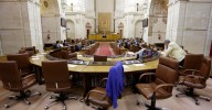 El Parlamento andaluz debate sobre incendios, salud y educación en el inicio del curso electoral