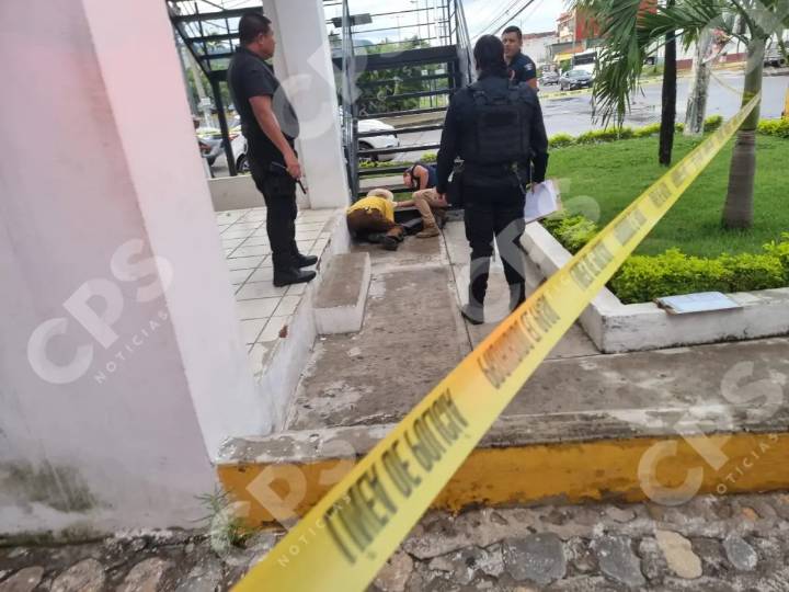 Hallan sin vida a hombre de la tercera edad en plaza comercial de Puerto Vallarta