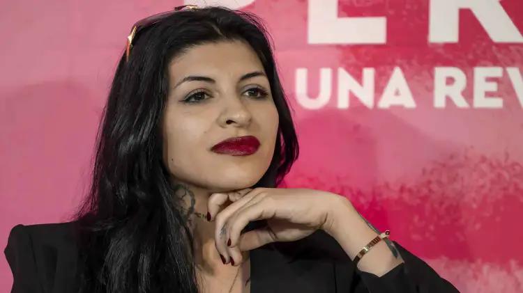 Cazzu responde a críticas por reactivar su platafo...