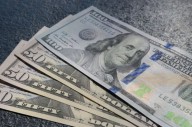 El dólar oficial cerró a casi $1.400 en el inicio de la semana y se acercó al techo de la banda