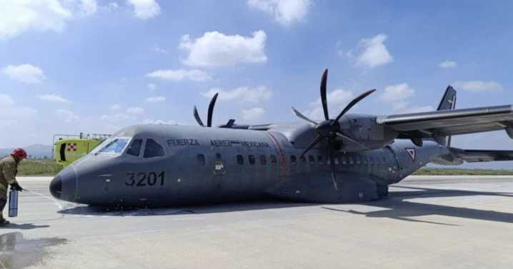 Avión de la Fuerza Aérea aterriza de emergencia en el AIFA y sufre daños (VIDEO)