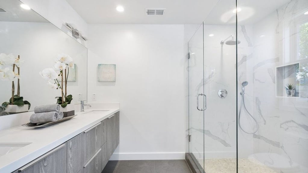 Adiós a la mampara del baño: una arquitecta revela la solución para la ducha que es tendencia
