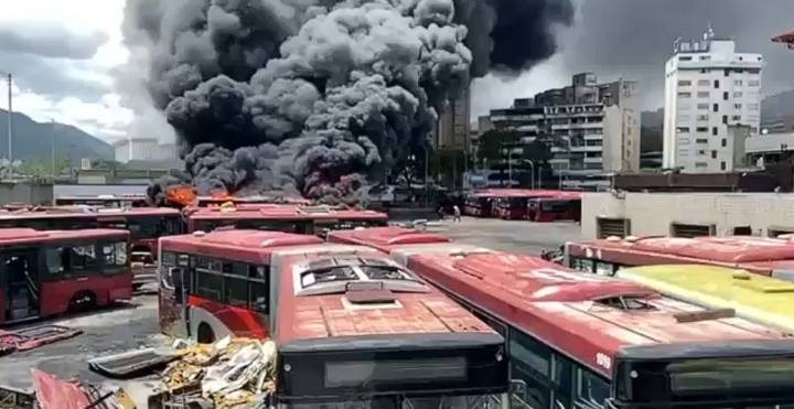 Se registra incendio en el Metrobús Patio La Paz en Caracas