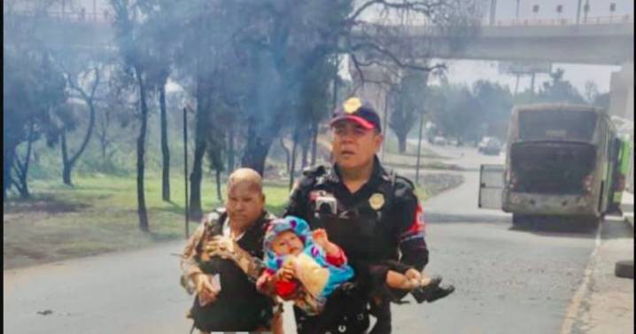 Policía héroe rescata a una bebé tras explosión de pipa de gas en Iztapalapa