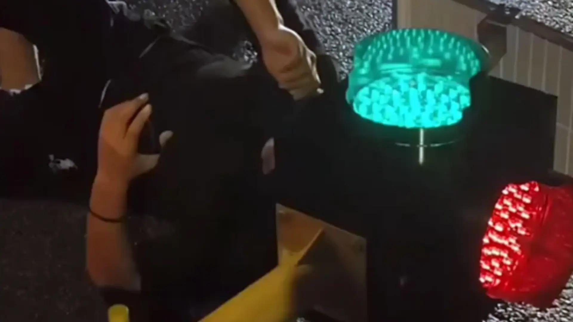Se queda con la cabeza atrapada en un semáforo tras estrellarse con su patinete