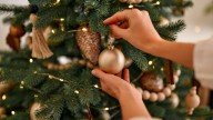 Nos adelantamos a la Navidad 2025: descubrí cómo usar el color ‘mocha mousse’ en tu decoración para crear espacios cálidos, elegantes y totalmente a la moda