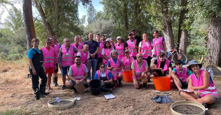 Voluntarios de Salamanca se suman en La Aldehuela a la lucha contra la almeja asiática